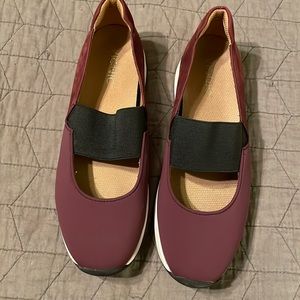 Vionic slip on shoes
